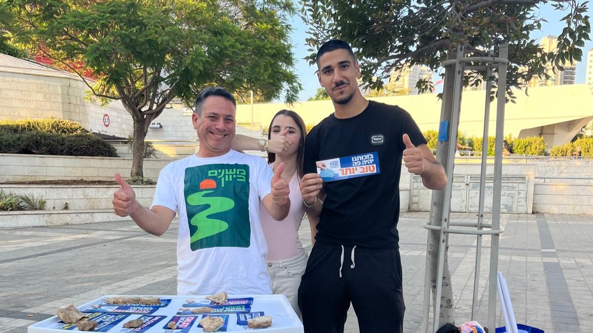 שילוט על 10 מרפסות + חלוקת 1000 סטיקרים + קיבלתם חולצה