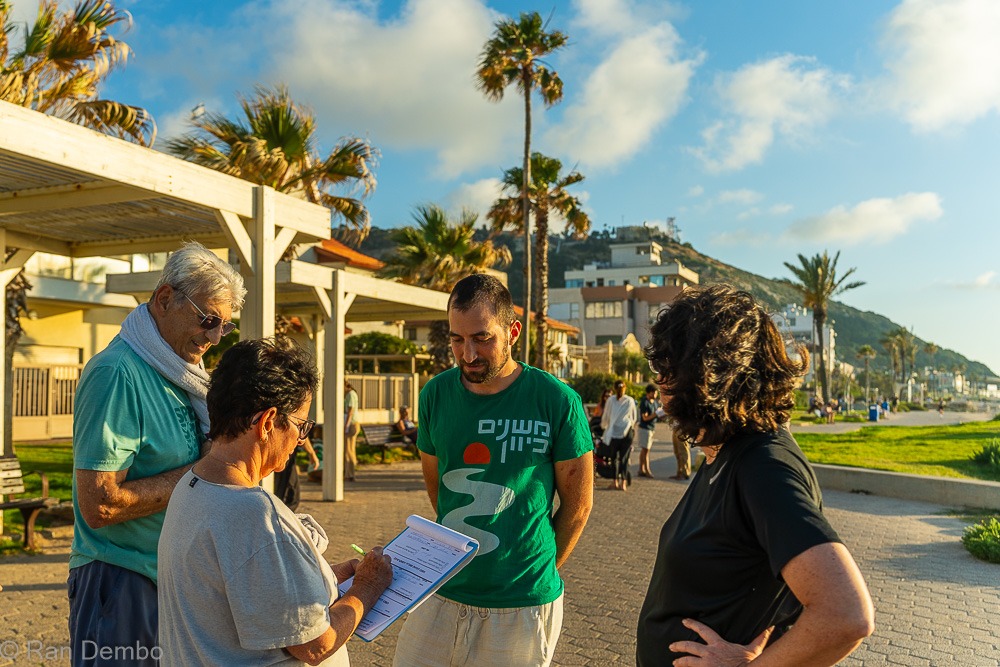 פעילי משנים כיוון בשיחה עם עוברים ושבים בטיילת
